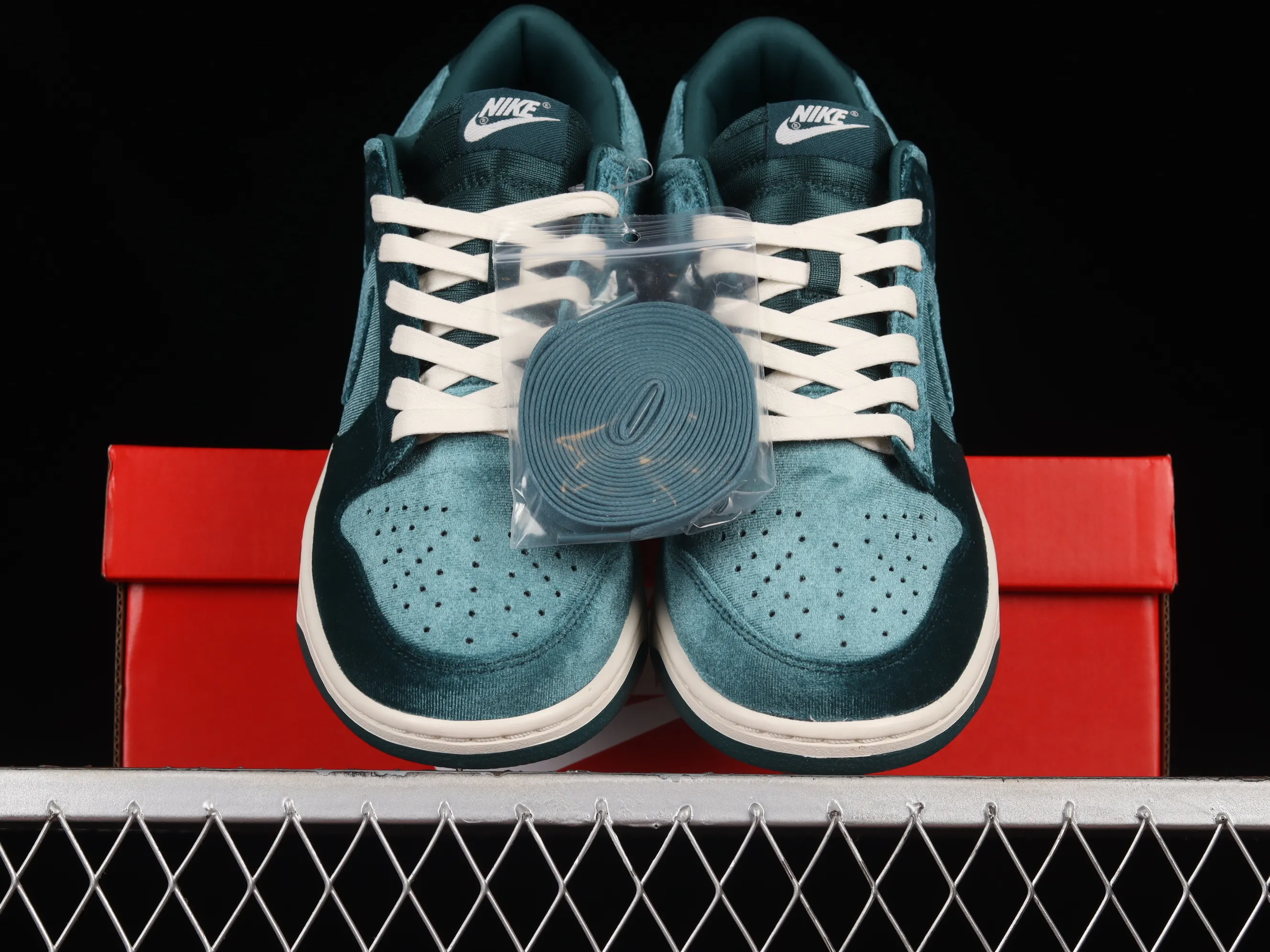 All categories Nk SB Dunk series Nk SB Dunk Low low-top sneakers Nk Dunk Low "Dark Teal Velvet" velvet dark green SB low-top casual sneakers DZ5224-300